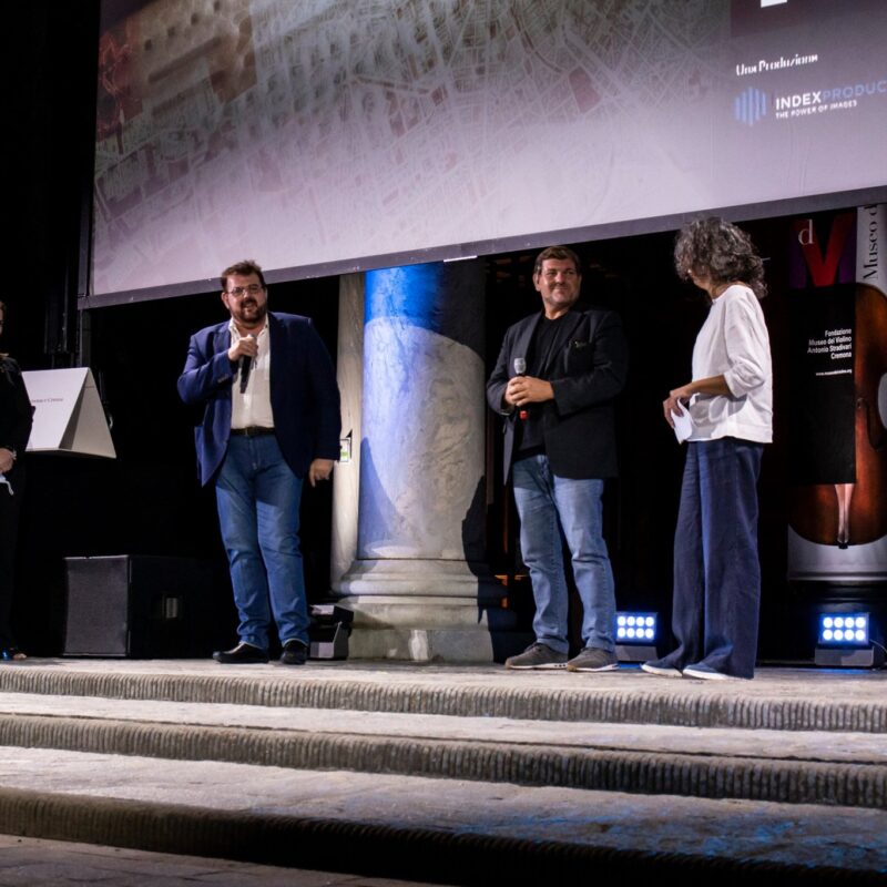 Natascia Turato (autrice), Luigi Crespi (autore), Ambrogio Crespi (regista) e Stefania Mattioli (responsabile della comunicazione Ospedale Maggiore di Cremona) durante la presentazione del docufilm "A Viso Aperto".