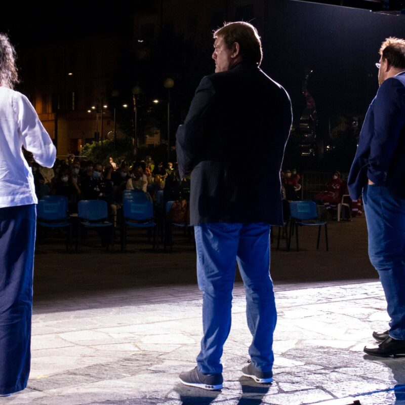 Stefania Mattioli (responsabile della comunicazione Ospedale Maggiore di Cremona), Ambrogio Crespi (regista) e Luigi Crespi (autore) durante la presentazione del docufilm "A Viso Aperto"