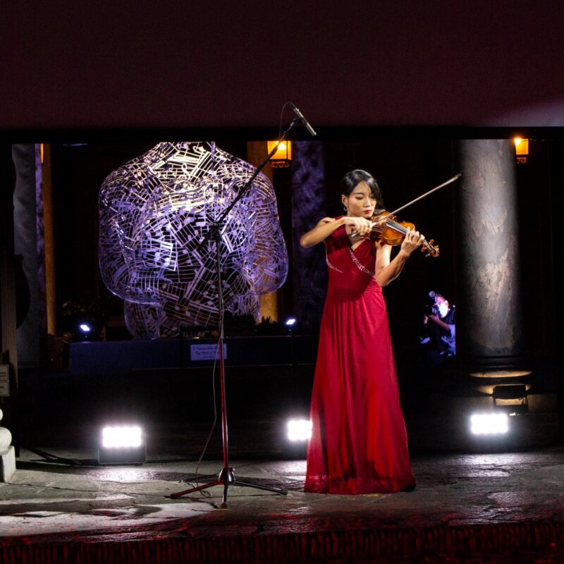 Lena Yokoyama (violinista) apre la proiezione del docufilm "A Viso Aperto"