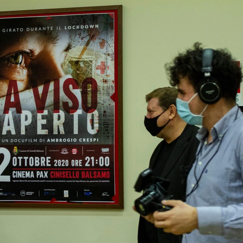 Ambrogio Crespi (regista) e Niccolò Crespi (aiuto regia) durante la presentazione del docufilm "A Viso Aperto"