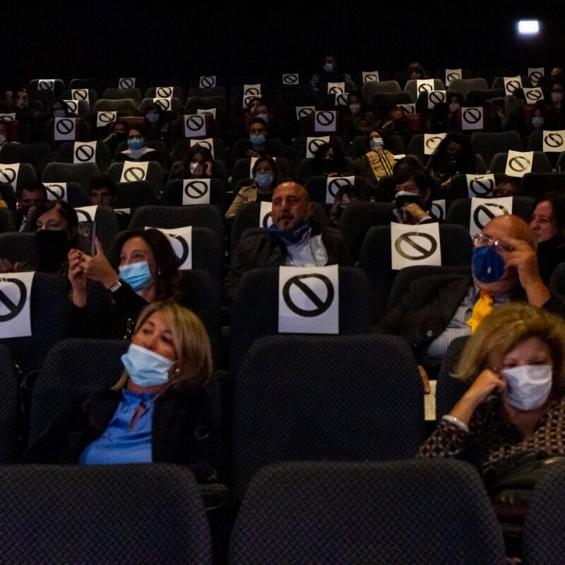 Il pubblico del Cinema The Space durante la presentazione del docufilm "A Viso Aperto"