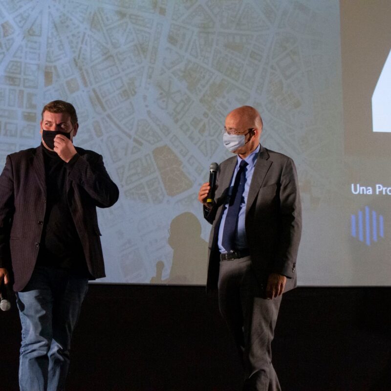 Ambrogio Crespi (regista) e Francesco Paolo Sisto (musicista) durante la presentazione del docufilm "A Viso Aperto"